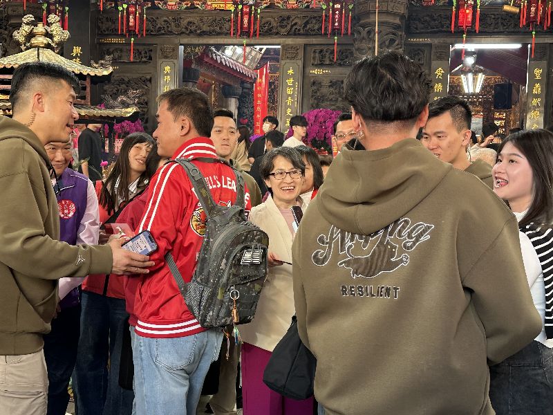 副總統蕭美琴17日大年初一南下參拜、發放馬年福袋，所到之處吸引大批人潮，她的特勤隨扈人員也換上新裝，為胸前寫有Team Taiwan的墨綠色帽T，背後還有戰貓，引發民眾熱烈討論