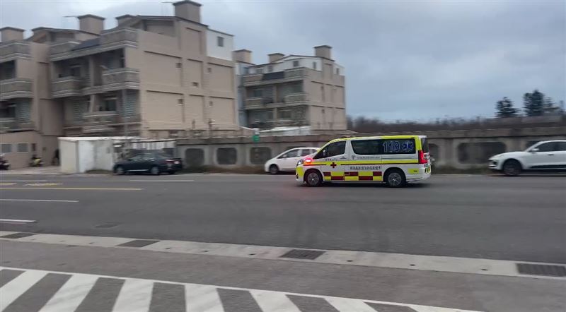 陳光復由救護車送往機場搭直升機。(圖/翻攝畫面)