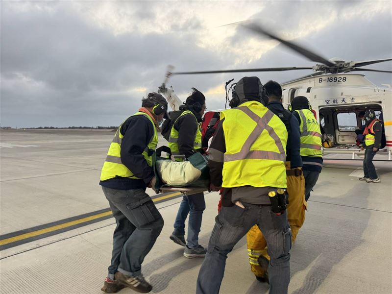 陳光復目前已搭乘直升機飛往高雄小港機場中。（圖／翻攝畫面）
