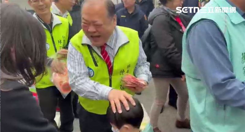 陳光復初一發紅包，熱情地與縣民互動