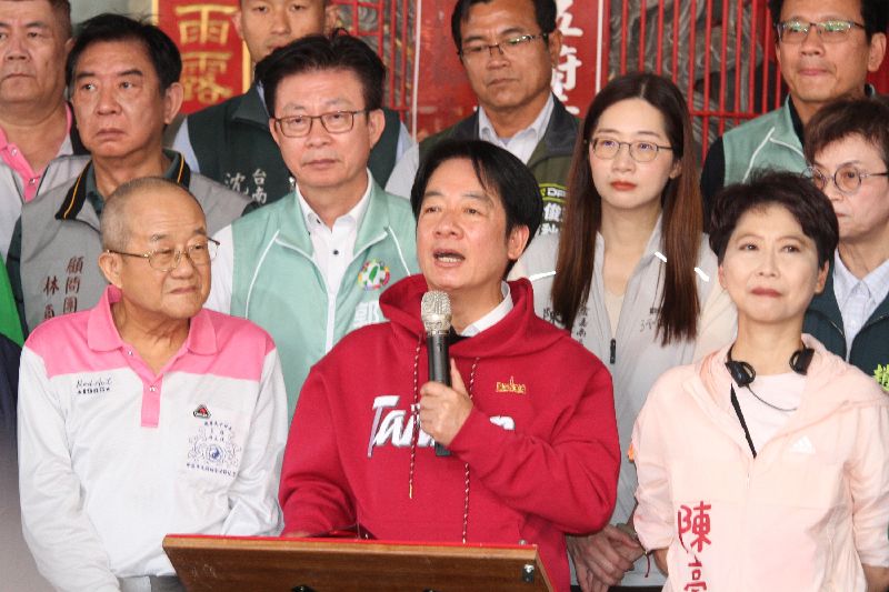 總統賴清德（前中）17日下午到台南麻豆代天府發放福袋，致詞時表示，蝴蝶蘭銷美零關稅與台南關係密切，可因此得到很大利益。前右為民進黨立委陳亭妃