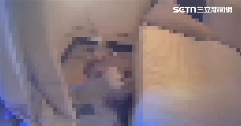 北市張男因身體不適倒臥住家床邊，經同事請求警方協尋才獲救。（圖／翻攝畫面）