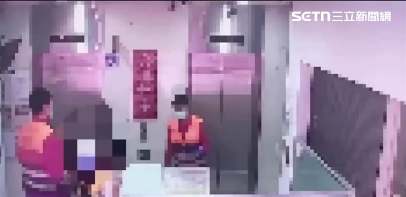 北市張男因身體不適倒臥住家床邊，經同事請求警方協尋才獲救。（圖／翻攝畫面）