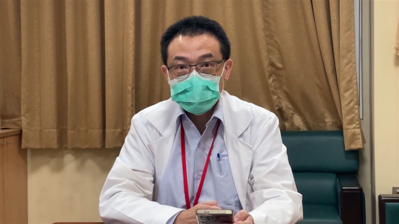 三總澎湖分院副院長田炯璽說明事發經過，並解釋「為何要轉送高雄榮總」。（圖／翻攝畫面）