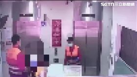 北市張男因身體不適倒臥住家床邊，經同事請求警方協尋才獲救。（圖／翻攝畫面）