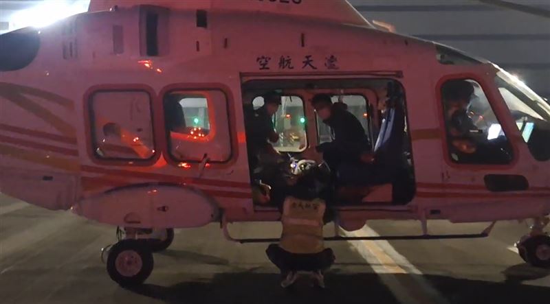 直升機抵達小港機場。（圖／翻攝畫面）