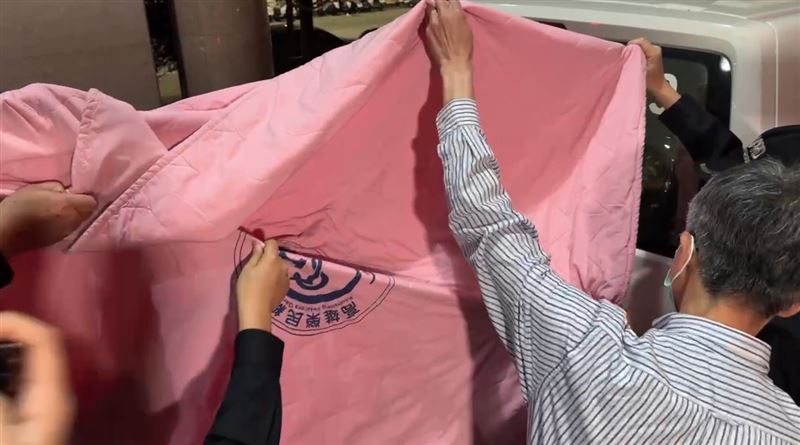 畫面曝光!高榮人牆通道迎接陳光復