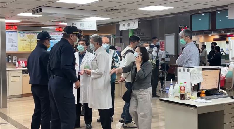 高榮院方大批人員在急診室守候。（圖／翻攝畫面）