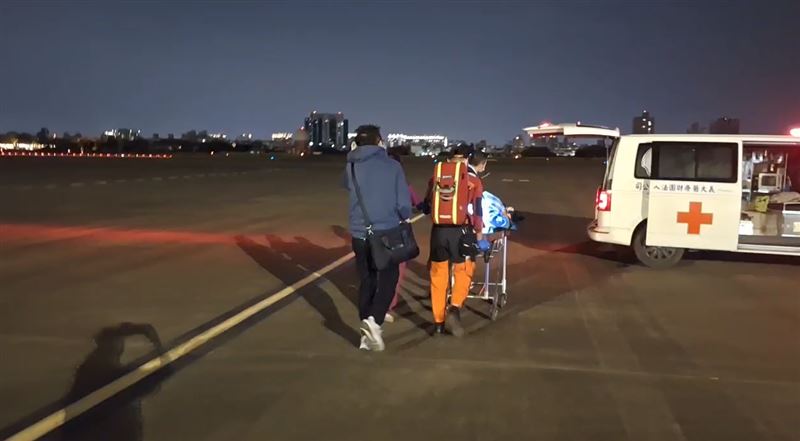 救護人員將陳光復推上車。（圖／翻攝畫面）