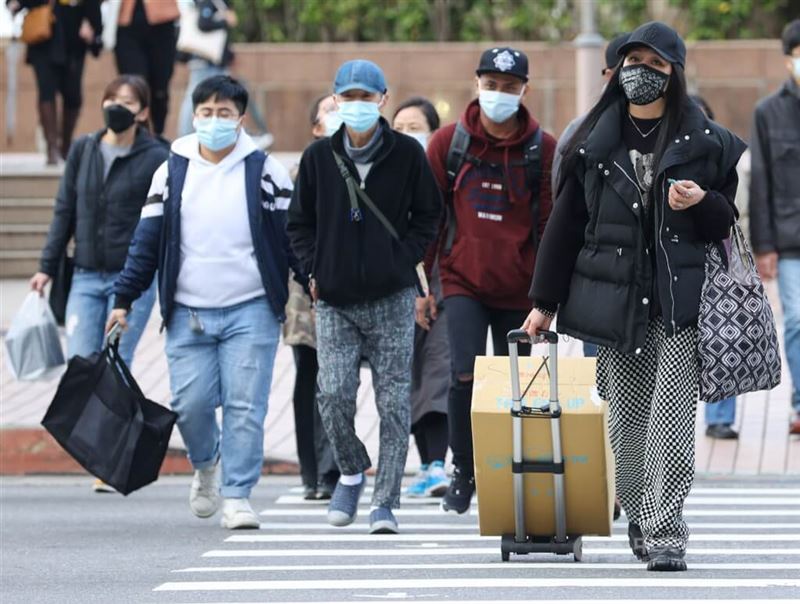 氣象署表示，受東北季風影響，北部18日初二還要再濕涼一天，初三氣溫才會開始稍微回升。圖為北市民眾穿著厚外套外出