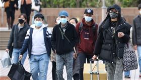 氣象署表示，受東北季風影響，北部18日初二還要再濕涼一天，初三氣溫才會開始稍微回升。圖為北市民眾穿著厚外套外出。