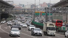 高公局預估初二國道交通量為134百萬車公里，為平日年平均93百萬車公里的1.4倍，預判重點壅塞路段為國1楊梅-新竹、彰化系統-埔鹽系統等18路段。圖為國道1號五股至楊梅區間車流。