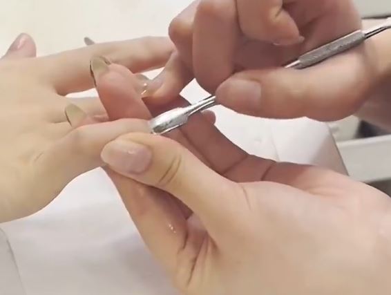 指甲根部的甲小皮是人體的防護屏障，一旦被移除病毒便能長驅直入。（圖／翻攝自微博）