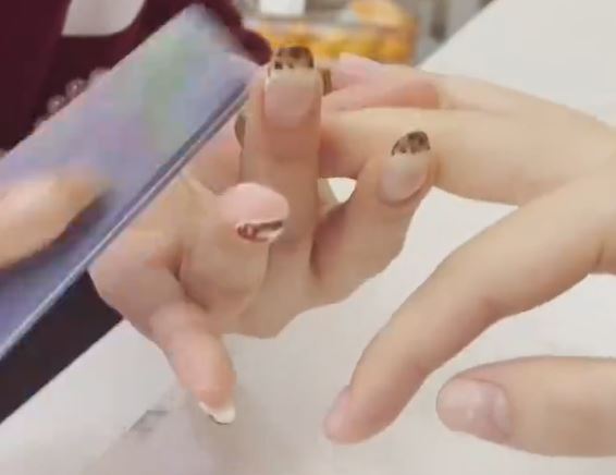 醫師指出，許多美甲店僅以酒精噴灑工具，但根本無法殺死 HPV 病毒。（圖／翻攝自微博）