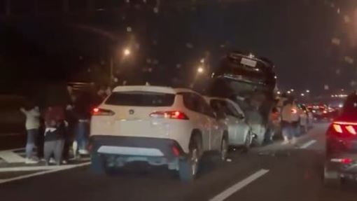 新／國一5連撞1車遭鏟起！畫面曝光