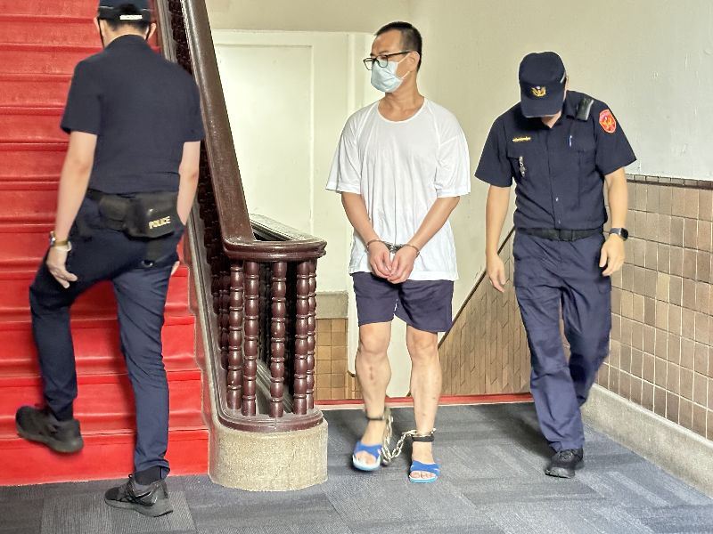 連佐銘（中）被控殺害同學並向家屬勒索贖金，遭判死刑定讞，至今逾20年尚未伏法。連佐銘聲請再審，台灣高等法院日前召開訊問庭，連男被提訊到庭。（資料照）