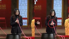 鄭麗文手中紅繩突然劇烈抖動，專業網友解釋原因「鐘聲共振造成的，她又在接近正中位置，共振最強的位置上。」（圖／翻攝自法鼓山網路電視台）