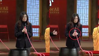 鄭麗文紅繩抖動真相！她站1位置共振最強