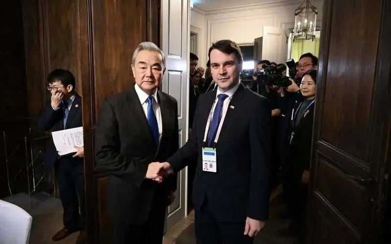 捷克外交部長馬欽卡（Petr Macinka，右）與中國外交部長王毅（左）在慕尼黑安全會議會晤。（圖／捷克外交部提供）