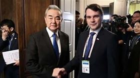 捷克外交部長馬欽卡（Petr Macinka，右）與中國外交部長王毅（左）在慕尼黑安全會議會晤。捷克外交部14日表示，捷克有意與中國維持穩定關係，並希望恢復直飛上海航線。（圖／捷克外交部提供）