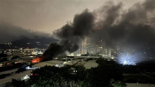 蘆洲工廠大火噴黑煙！三重聞到臭味快關窗
