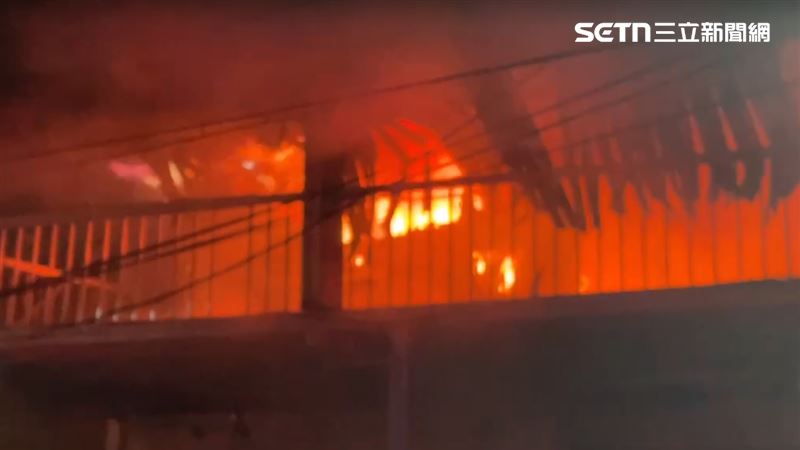 警消獲報場時，茶葉工廠2樓已全面燃燒，並竄出烈焰與濃煙。（圖／翻攝畫面）