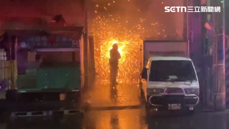 今天是初二（18日）高雄市鳳山區力行路一處茶葉工廠驚傳火警。（圖／翻攝畫面）