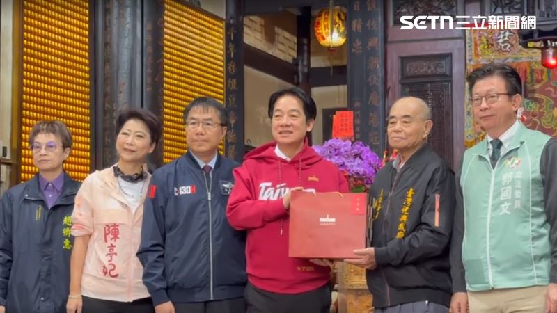 總統賴清德（穿紅衣者）今天（18日）到台南武廟參拜、發紅包，受訪時談到他的情況。（圖／翻攝畫面）