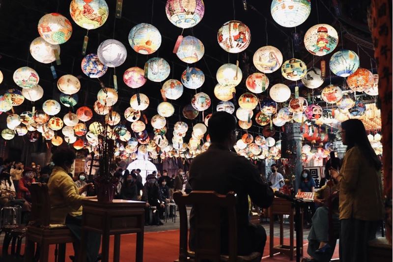 歷年燈會照片。（圖／翻攝自府城普濟殿威靈王池府千歲／臺灣最早王爺廟粉絲專頁）