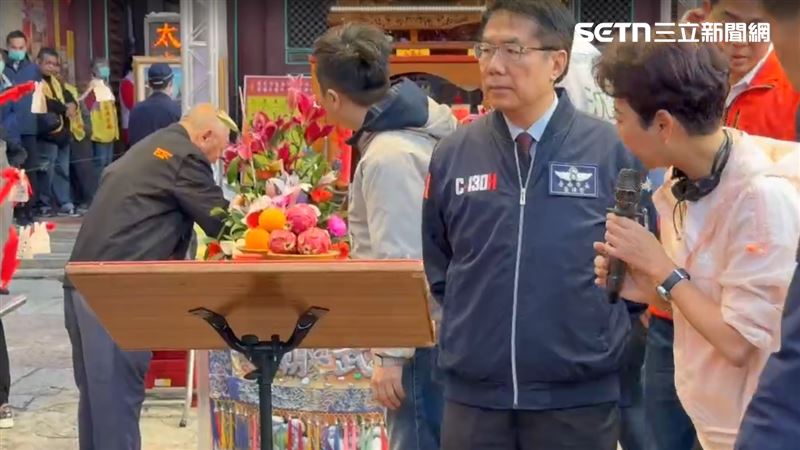 台灣祀典武廟主委林培火，突身體不適當場嘔吐。（圖／翻攝畫面）