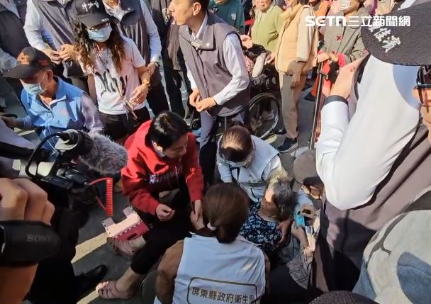 總統在南州精明寶宮發紅包福袋的行程當中，發生了一個小插曲，一位拄著拐杖的老婆婆因為站太久加上陽光照射，老婆婆暈倒，總統見狀立馬衝過去關心，現場ㄧ片騷動，這位老婆婆在給予喝水後情況好轉，賴總統變身賴醫師。（圖／翻攝畫面）