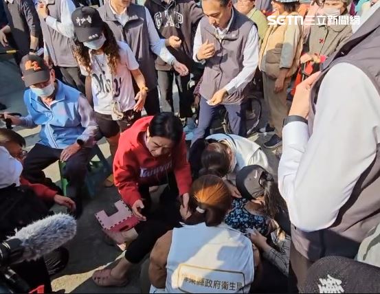 總統在南州精明寶宮發紅包福袋的行程當中，發生了一個小插曲，一位拄著拐杖的老婆婆因為站太久加上陽光照射，老婆婆暈倒，總統見狀立馬衝過去關心，現場ㄧ片騷動，這位老婆婆在給予喝水後情況好轉，賴總統變身賴醫師。（圖／翻攝畫面）