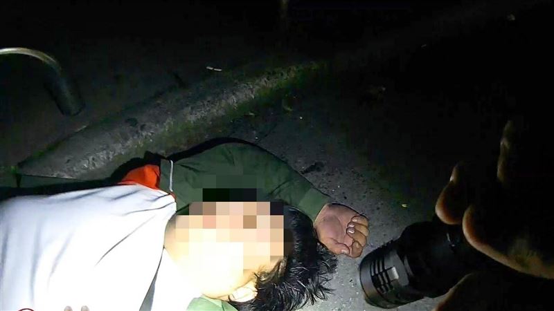 37歲男酒醉路倒…桃警變「巨嬰守護神」