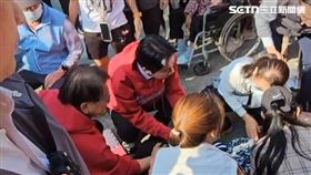 總統在南州精明寶宮發紅包福袋的行程當中，發生了一個小插曲，一位拄著拐杖的老婆婆因為站太久加上陽光照射，老婆婆暈倒，總統見狀立馬衝過去關心，現場ㄧ片騷動，這位老婆婆在給予喝水後情況好轉，賴總統變身賴醫師。（圖／翻攝畫面）