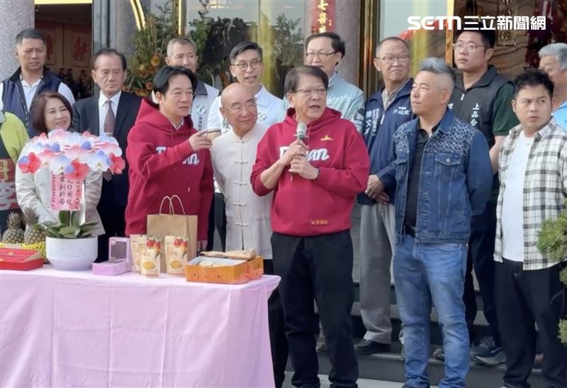 總統在南州精明寶宮發紅包福袋的行程當中，發生了一個小插曲，一位拄著拐杖的老婆婆因為站太久加上陽光照射，老婆婆暈倒，總統見狀立馬衝過去關心，現場ㄧ片騷動，這位老婆婆在給予喝水後情況好轉，賴總統變身賴醫師。（圖／翻攝畫面）