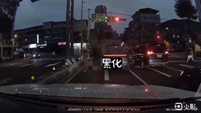 新北市新店區發生駕駛開車將女童遺棄在路中央事件。（圖／翻攝自Threads @nicoleweng15）