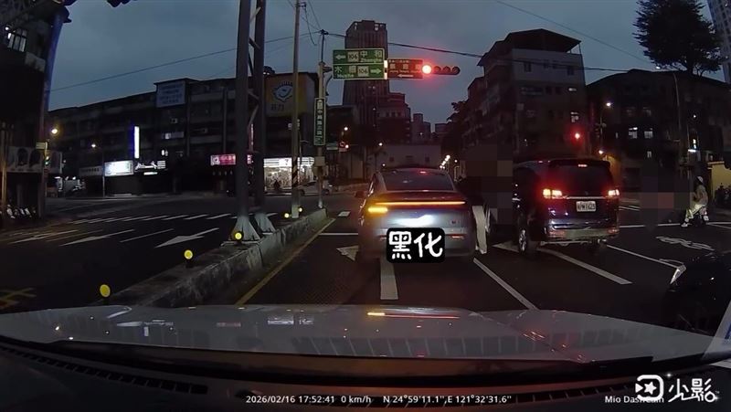 新北市新店區發生駕駛開車將女童遺棄在路中央事件。（圖／翻攝自Threads @nicoleweng15）