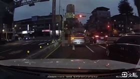 新北市新店區發生駕駛開車將女童遺棄在路中央事件。（圖／翻攝自Threads @nicoleweng15）