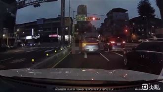 男駕駛路中央扔下女童　副駕女急下車關心