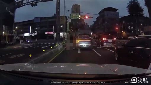 男駕駛路中央扔下女童　副駕女急下車關心
