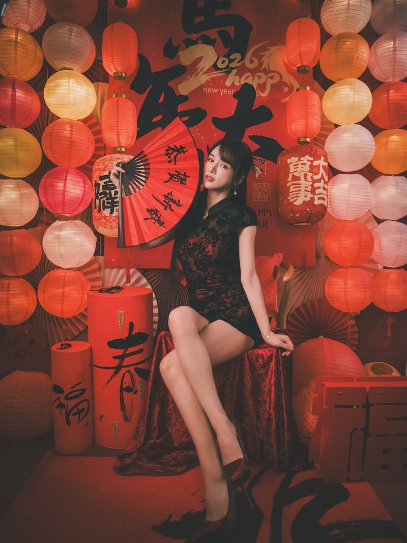 樂天女神林岱縈暗紅色旗袍，低調中帶有古典華麗感。（圖／翻攝自IG @daiying0）