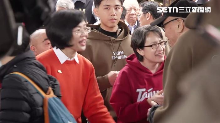 蕭美琴隨扈穿淺棕色戰貓帽Ｔ，相當吸睛，網路詢問度相當高，蕭美琴表示最後一件送給小英總統。（圖／翻攝畫面）