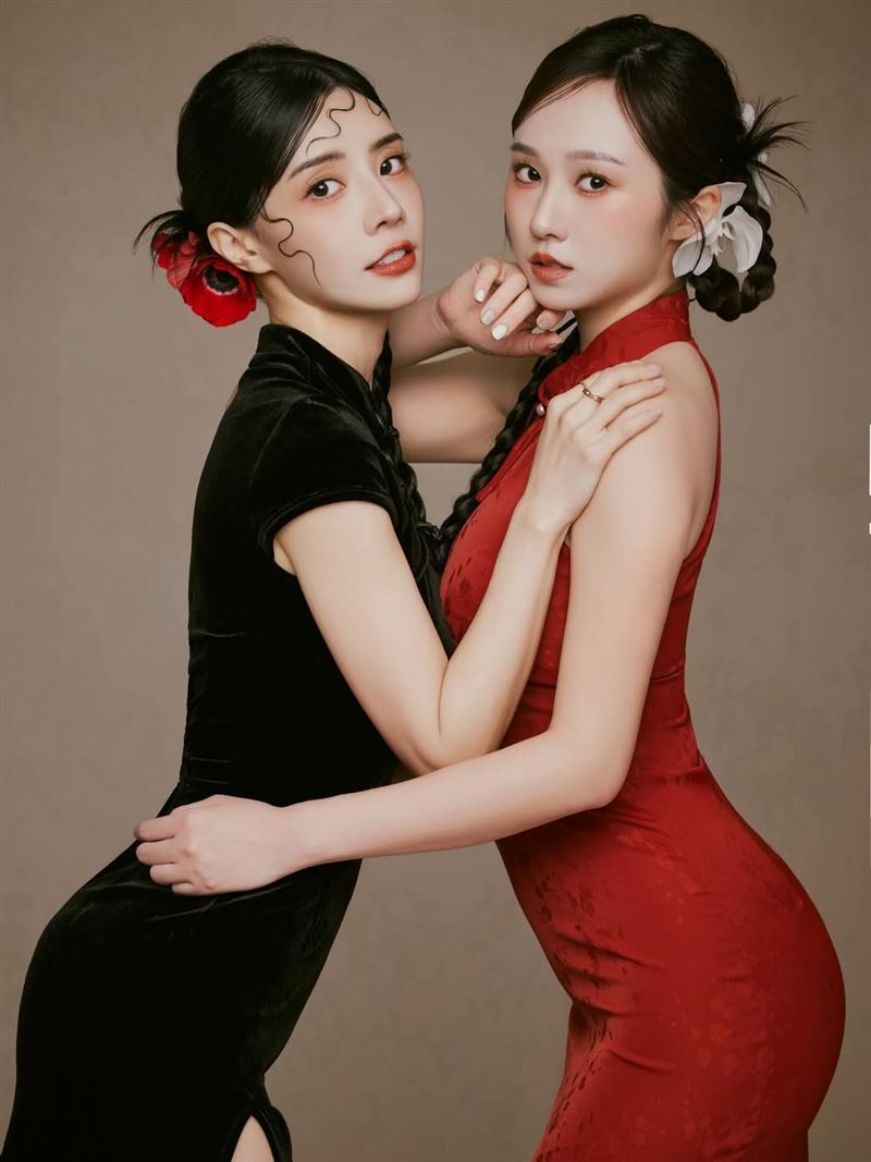 艾融（左）與斐棋（右）驚喜旗袍同框合體掀話題。（圖／翻攝自IG @feichi1124）