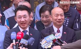 韓國瑜、江啟臣合體慈濟宮發福袋並受訪（圖／翻攝畫面）