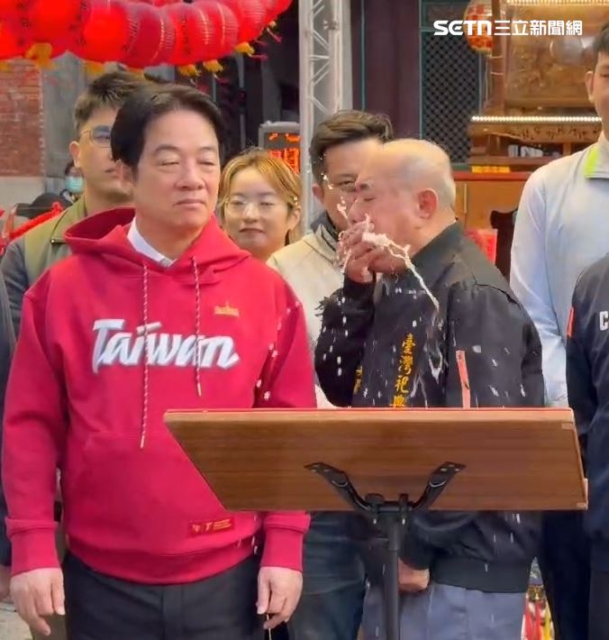 林培火主委因身體不適突然嘔吐，嘔吐物噴濺到賴清德左肩及衣物。（圖／翻攝畫面）