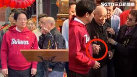 總統賴清德南下台南祀典武廟拜廟、發放紅包時，現場突發插曲，祀典武廟主委林培火突然身體不適、當場嘔吐，活動一度中斷。（圖／翻攝畫面）