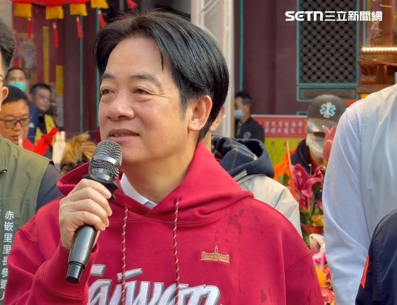 賴清德衣物上有主委噴吐後留下的痕跡。（圖／翻攝畫面）