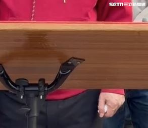 賴清德疑訴遭波及後僅拿衛生紙擦拭，並手握著衛生紙。（圖／翻攝畫面）