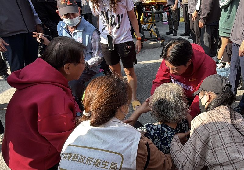 總統賴清德（後右紅衣者）18日大年初二南下屏東發放福袋，有民眾在等待過程中疑因天氣太熱暈倒，賴總統立刻上前協助