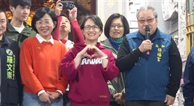 蕭美琴合體蘇巧慧永和保福宮發福袋（圖／翻攝畫面）